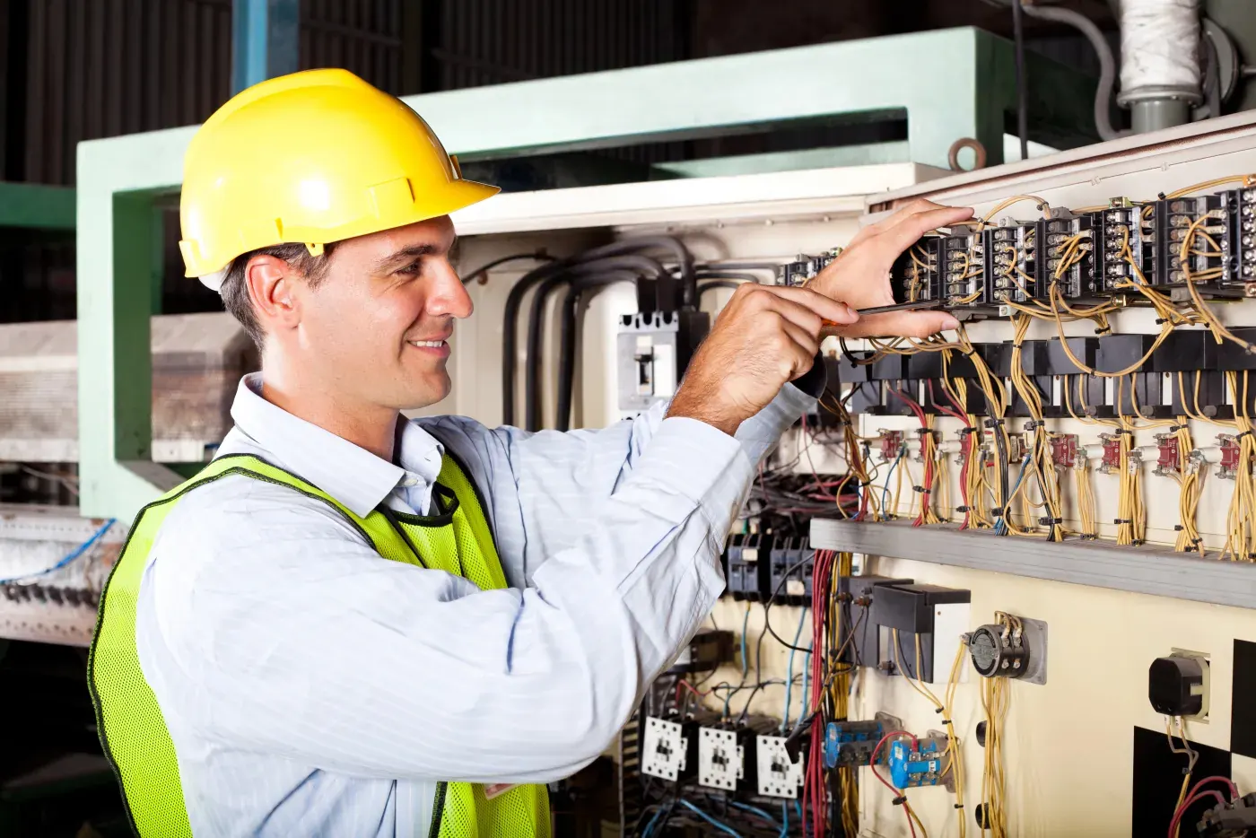 Électricien indépendant intervenant sur un tableau électrique à Villeneuve-le-Roi (94290)